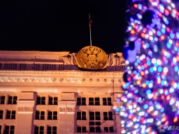 Власти Кемерова объяснили наличие новогодней елки на главной площади города в конце февраля