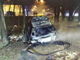 Ночью в Симферополе автомобиль врезался в дерево и загорелся: погибла студентка, - ФОТО