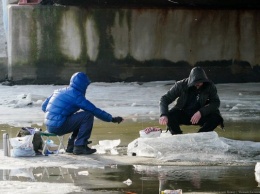 В Калининградской области несколько рыбаков провалились под тонкий лед