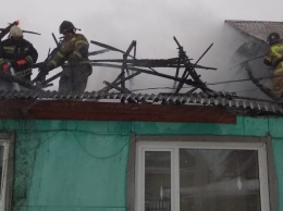 Алтайские пожарные спасли из горящего дома оставшуюся без присмотра девочку