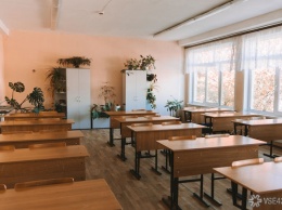 Кемеровские власти прокомментировали поставку "кривых" столов и стульев в школу
