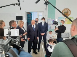 Российского премьер-министра угостили гречкой с котлетой в столовой барнаульской школы