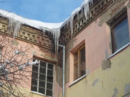 "ЖЭК не реагирует!": кузбассовец возмутился скопившимся сосулькам