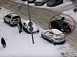 В центре Петрозаводска пешеход набросился на машину