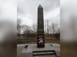 Памятник воинской славы "отремонтировали" скотчем в Ростовской области