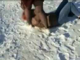 В Белогорске сняли на видео избиение девушки
