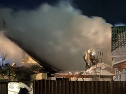 В Барнауле ночью спасли из горящего дома пять человек
