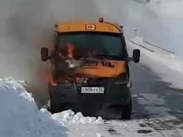 Школьный автобус с детьми загорелся на алтайской трассе