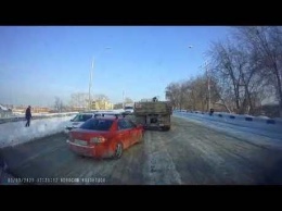 Трамвай "наказал" выехавшую на рельсы иномарку в Кемерове