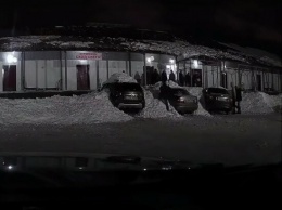 В Чебоксарах накрыла несколько автомобилей снежная «лавина», которая сошла с крыши