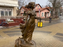 В Зеленоградске к 8 марта установили новую скульптуру - «Бегущую по волнам» (фото)