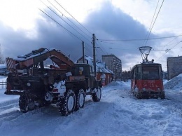 Больше недели трамвайщики в Бийске борются с последствиями снегопадов