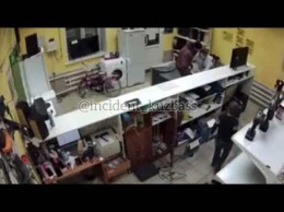 Вооруженный рецидивист ограбил работницу кузбасского ломбарда на глазах ребенка