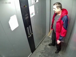 Житель Красноярска решил расправиться с застрявшим лифтом при помощи биты