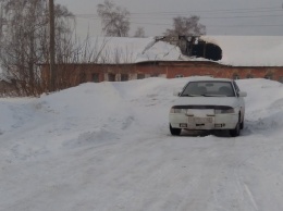 Крыша жилого дома обрушилась во время очистки снега в Белове