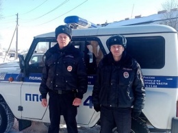 На Алтае полицейские спасли из загоревшейся квартиры двух малышей
