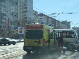 В Барнауле на трамвайных путях столкнулись автобус и Жигули