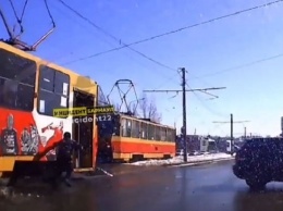 В Барнауле водитель, рискуя жизнью, остановил неуправляемый трамвай