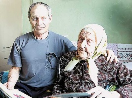 100-летняя жительница Алтайского края увлекается каллиграфией и генеалогией