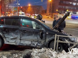 Автомобиль въехал в ограждение на перекрестке в Кемерове