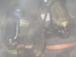 Двое взрослых и ребенок надышались дымом в горящем доме в Бийске
