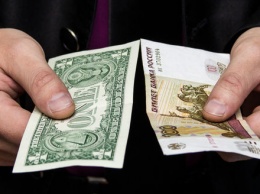 Российский эксперт рассказал о моменте для обмена долларов в рубли
