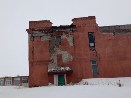 Жители алтайского поселка боятся за детей после ночного обрушения стены в аварийном здании школы