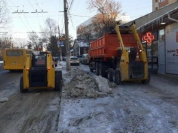 В Симферополе дороги от снега чистят 6 машин, израсходовано 10 тонн реагента