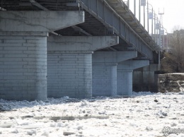 Власти перекроют движение по мосту в Кемерове ради взрыва льда