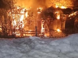 Очевидцы ночного пожара в Новокузнецке заявили о трудностях спасателей из-за нечищеных дорог