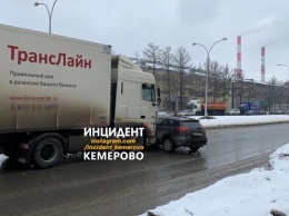 Фура протаранила легковушку на оживленном проспекте в Кемерове