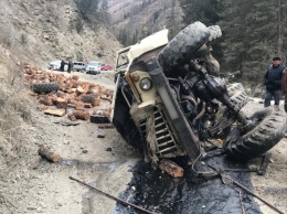 Водитель лесовоза погиб в страшном «ДТП-перевертыше» в горах Алтая