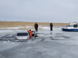 Машина с тремя рыбаками провалилась под лед Ладоги