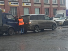 Авария на оживленном проспекте в Кемерове заблокировала трамвайное движение
