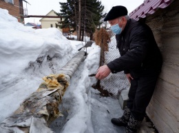 Неунывающие пенсионеры Горно-Алтайска взялись за «изоляцию» оголенных теплосетей старыми куртками