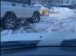 Житель Бийска переоборудовал свой УАЗ для уборки снега во дворе
