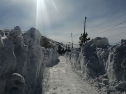 В Змеиногорске дорожники пробивают дорогу к домам горожанам сквозь снежные завалы