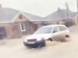В Чигирях затопило улицу, и машины «поплыли» по дороге