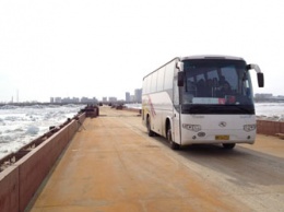 По понтонному мосту через Амур запустили автобусы