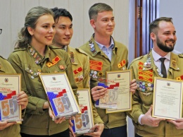120 бойцов студотряда «Алтай» наградили в краевом Правительстве