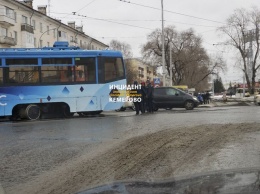 Сошедший с рельсов трамвай перекрыл движение в центре Кемерова