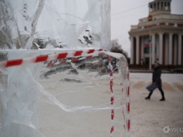 Ледяные фигуры в кемеровском снежном городке начали таять