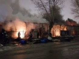 Внутри были бочки с горючим: в Екатеринбурге сгорел ангар со стройматериалами