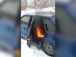 Вартовчанину надоело чинить свой автомобиль, поэтому он его сжег