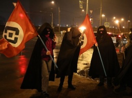 Полиция задержала людей с "нацистскими" эмблемами Роскомнадзора в центре Петербурга
