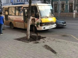 В центре Симферополя автобус сбил пожилую женщину на остановке, - ФОТО