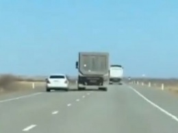Соцсети: на трассе в Приамурье грузовик не давал проехать легковушке