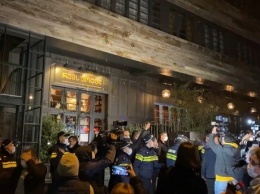 Жители Грузии встретили Владимира Познера массовой акцией протеста с яйцами