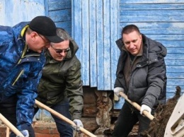 Шапша и Денисов помогли в уборке дома Циолковского
