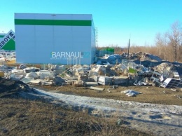 Огромную свалку обнаружили у здания «Леруа Мерлен» в Барнауле